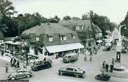 Platz bei der Uhr mit Kaufhaus Damm 1950